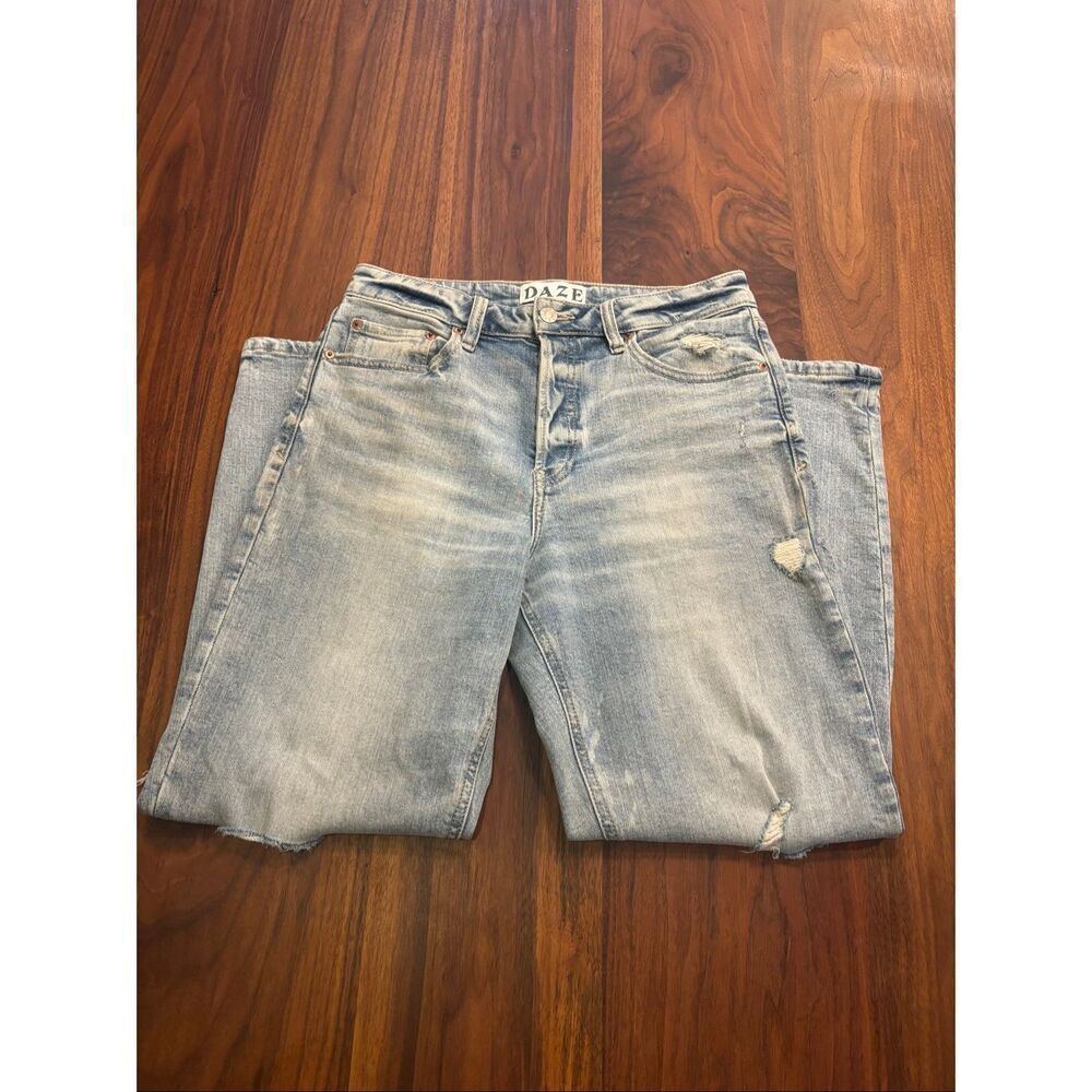Daze Women's Light Wash Button Fly Straight Leg Whiskering Ripped Jeans Size 28